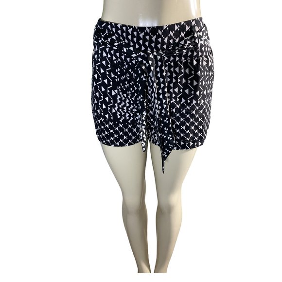 Black & White Printed Shorts by Tea Rose - Picture 2 of 7
